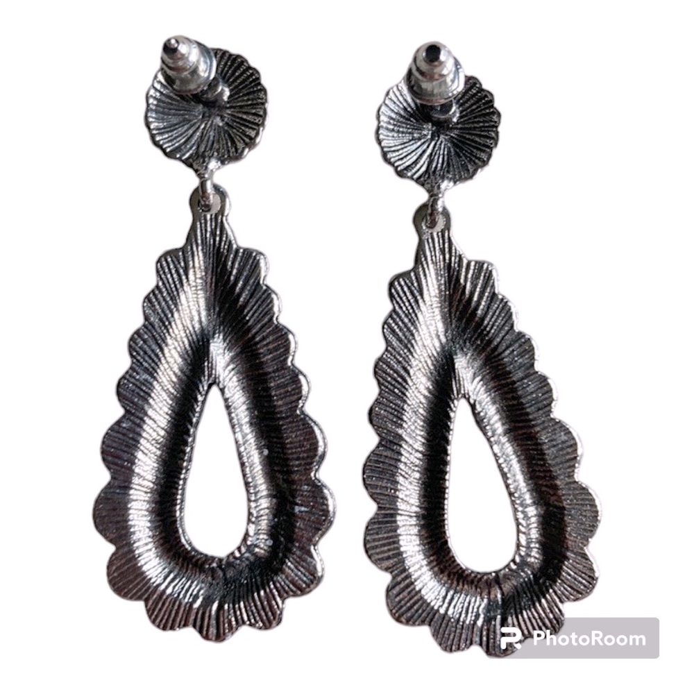 Boho Vintage Style Waterdrop Dangle
Pierced Earrings Silver and Blue New - Picture 7 of 11